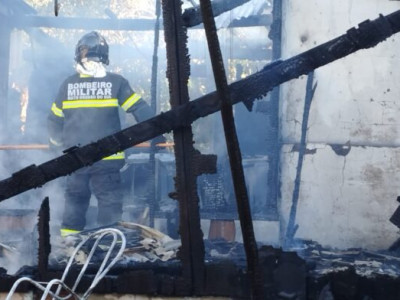 Casa pega fogo e fica destruída em Ponta Porã