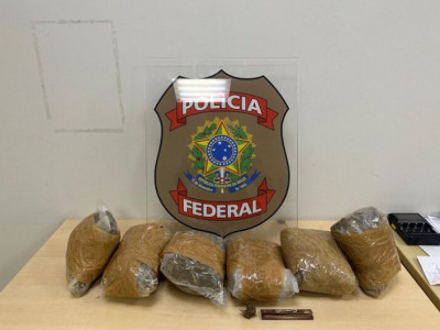 Jovem é presa após PF encontrar droga em imóvel