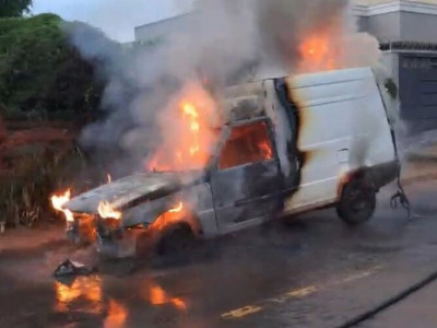 Carro tem pane elétrica e pega fogo em Três Lagoas