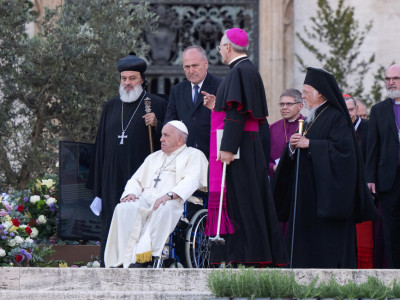 Fiéis ao redor do mundo oram pela recuperação do papa Francisco