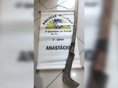Filho é preso por ameaçar pai com foice em Anastácio