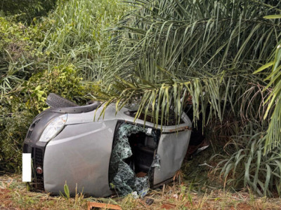 Homem capota veículo na BR-262 e recusa atendimento médico