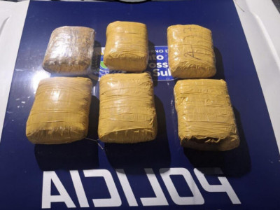 Passageiro de ônibus é flagrado com skunk em barreira policial