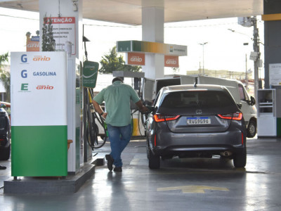 Postos aproveitam alta da gasolina e elevam preço do etanol