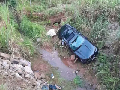 BMW aquaplana, cai em córrego e jovem morre em Bonito