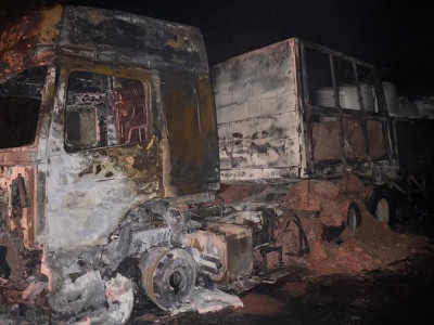 Carreta fica destruída em incêndio na MS-134, em Nova Andradina