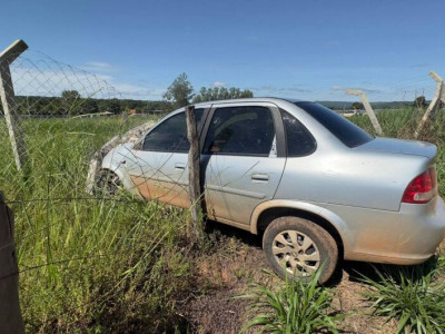 Embriagado, homem colide veículo em cerca de propriedade rural