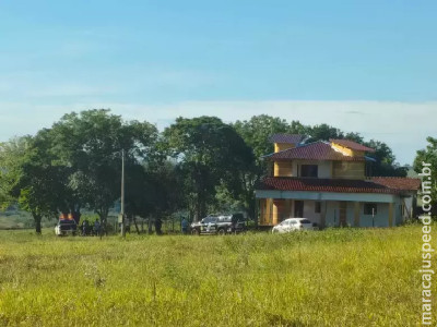 Homem é morto, jogado em buraco e tem corpo queimado