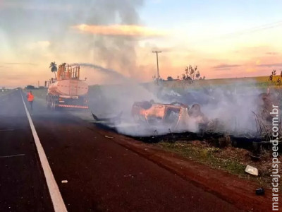 Homem fica ferido após veículo capotar e pegar fogo em rodovia