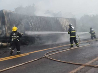 Incêndio destrói parte de caminhão de frigorífero na BR-163