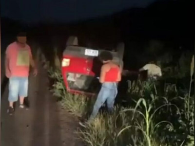 Motorista sobrevive após capotar carro na BR 262