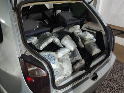 Após fuga e perseguição, motorista abandona veículo com maconha