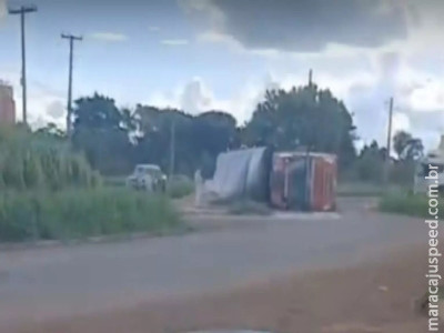 Carreta tomba em rotatória no Núcleo Industrial em Campo Grande