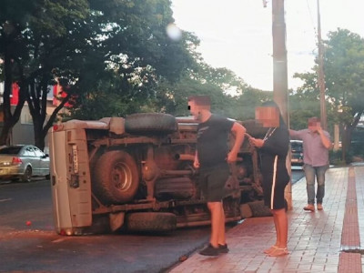 Carro tomba após bater em outro veículo em Dourados