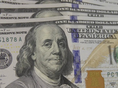Dólar cai pela sexta vez seguida e fecha em R$ 5,68