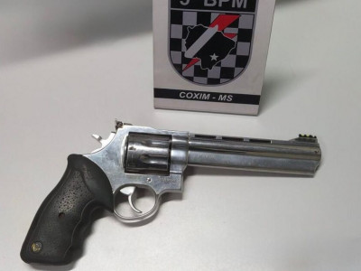 Funcionário aproveita ausência do patrão e furta arma em Coxim