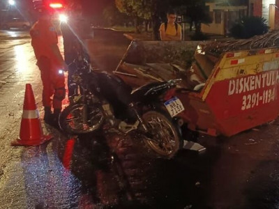 Jovem sofre fratura exposta após bater moto em caçamba em Coxim