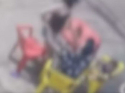 Mãe que espancou filha em bar perde guarda da criança
