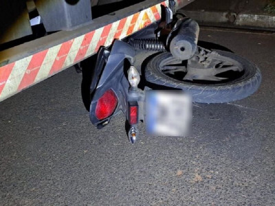 Motocicleta para embaixo de carreta em acidente em Três Lagoas