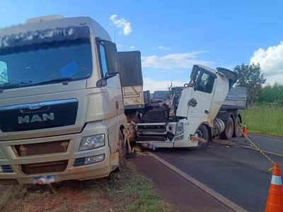 Motorista morre em acidente com carretas na MS-112