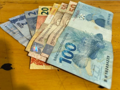 Porteira de escola é indiciada após furtar dinheiro de veículo