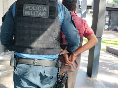 Acusado de esfaquear jovem é preso e diz que foi ameaçado 