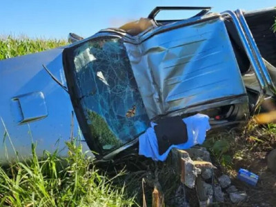 Caminhonete capota, atinge poste e mata homem na MS-295