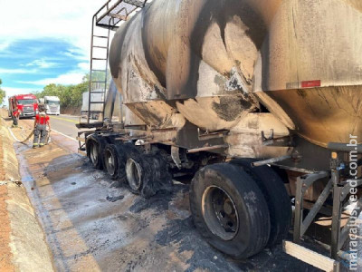 Carreta carregada com cimento pega fogo na BR-163 em Rio Verde   