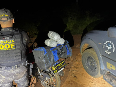 DOF apreende droga que era transportada em moto