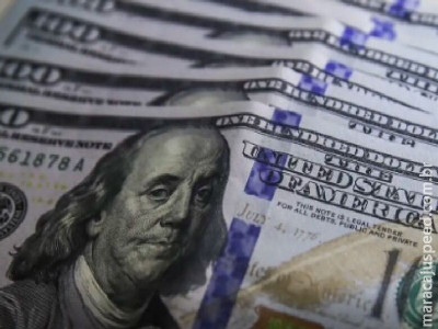 Dólar aproxima-se de R$ 5,70 com incertezas sobre IOF