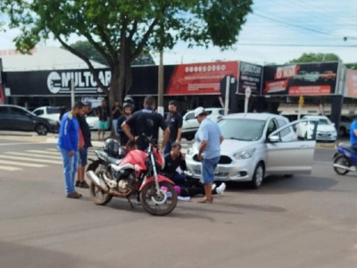 Jovem fica ferido em batida de carro e moto em Nova Andradina