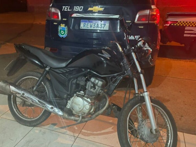 Motocicleta furtada é recuperada e receptador apreendido