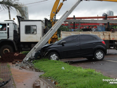 Motorista perde controle e arrebenta poste na Via Park