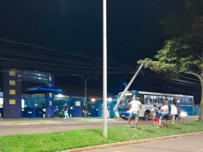 Ônibus bate em poste e deixa moradores sem energia em Dourados