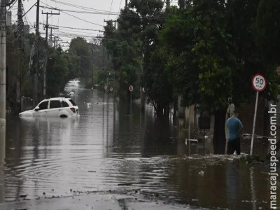 Duas pessoas morrem durante chuvas em Porto Alegre