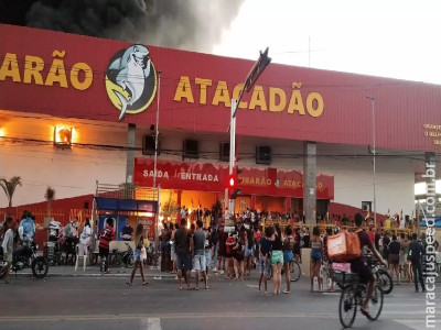 VÍDEO: Atacadista pega fogo e é alvo de saqueadores