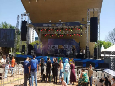 Famílias chegam cedo para acompanhar shows da Marcha para Jesus