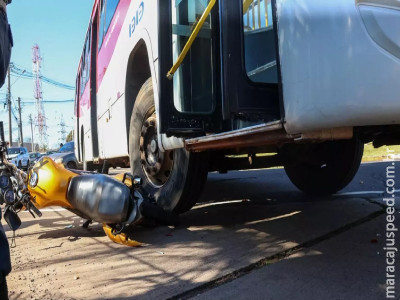 Ônibus passa por cima de moto no terminal Hércules Maymone