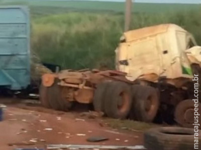 Caminhoneiro tem braço amputado em colisão entre carretas