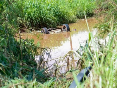  Carro com quatro ocupantes cai em córrego de MS