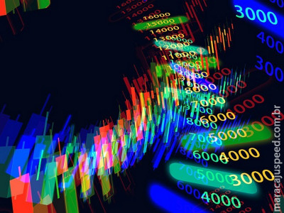 Ibovespa fecha em alta pelo 13º pregão consecutivo e dólar recua