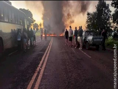  Indígenas protestam e fecham trecho da MS-162 pedindo melhorias 