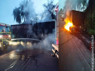 Carreta com minério pega fogo na BR-262, em Corumbá  