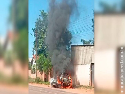 Carro em chamas é destruído na Avenida Dr. Nasri Siufi  