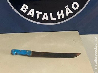 Com bebê no colo, mulher escapa de ataque de facão do marido  