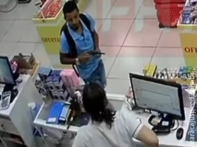 Imagens mostram momento em que assaltante rouba farmácia