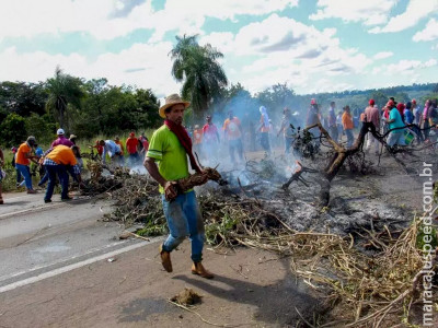 Após quase 6 horas de bloqueio, sem-terra liberam BR-163 