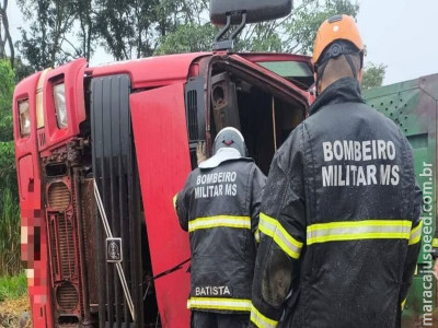 Caminhão tomba e motoristas fica presos às ferragens na MS-395 