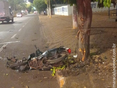 Jovem de 27 anos morre ao colidir moto em árvore em Dourados /