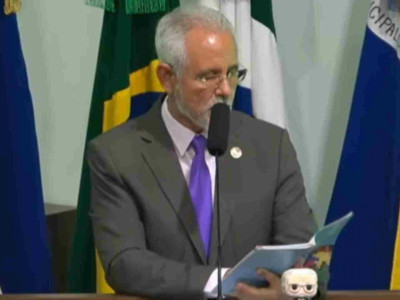 [ BASTIDORES ] Vereador lê poema durante sessão